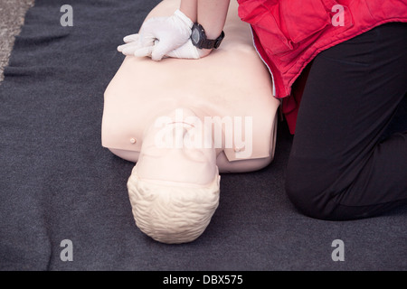 Sanitäter zeigt CPR an dummy Stockfoto