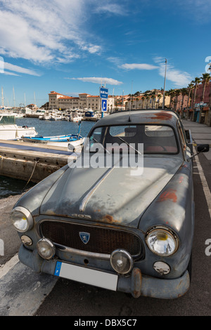Rostige alte Peugeot 403 pickup van geparkt in der Straße von Banyuls Sur Mer, Pyrénées-Orientales, Languedoc-Roussillon, Frankreich Stockfoto
