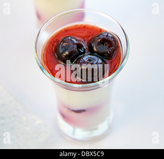 frische Schwarzwälder Kirsch-Dessert im Glas Stockfoto