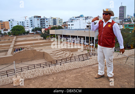 Tourguide bei den Überresten der Huaca Pucllana, eines antiken Tempels in Miraflores Bezirk von Lima in Peru. Stockfoto