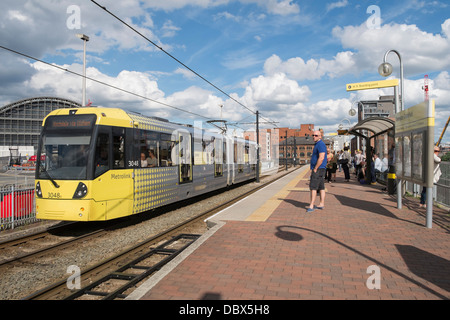 Passagiere warten auf Plattform für Metrolink Straßenbahn Deansgate Castlefield Bahnhof im Stadtzentrum von Manchester England UK Stockfoto