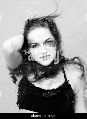 High-Fashion/Beauty Foto eines Modells im Wasser schweben Stockfoto