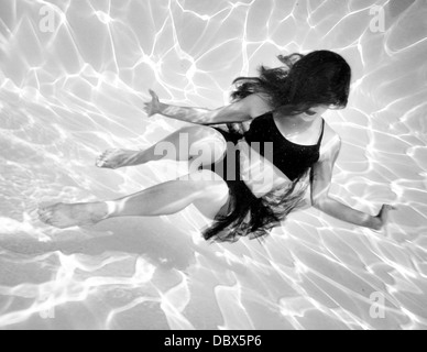 Unterwasser Mode Foto Model und Tänzerin im Wasser Stockfoto