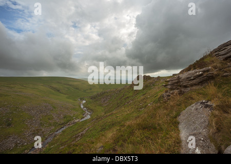 Stürmische Sommerhimmel über Tavy Cleave, Dartmoor Nationalpark Devon Uk Stockfoto