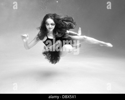 Unterwasser Mode Foto Model und Tänzerin im Wasser Stockfoto