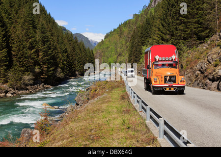 Volvo Lkw auf schmale Bergstraße 13 durch River Valley in der Nähe von Odda, Hardanger, Hordaland, Norwegen, Skandinavien Stockfoto