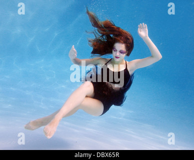 Unterwasser Mode Foto Model und Tänzerin im Wasser Stockfoto