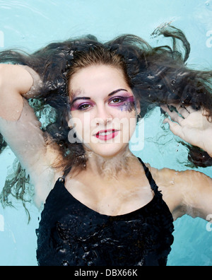 High-Fashion/Beauty Foto eines Modells im Wasser schweben Stockfoto