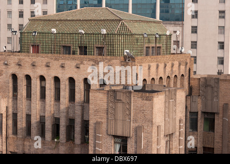 Grüner Kachelofen Art-Deco-Dach in Fuzhou Lu, Shanghai, China. Stockfoto