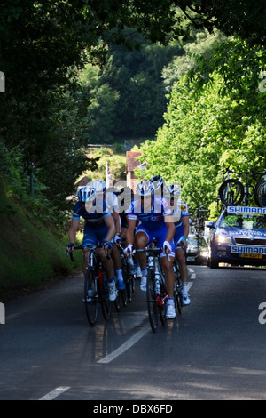 Die abtrünnigen schlängelt sich durch Holmbury St. Mary in Surrey Hills, über auf halbem Weg durch die RideLondon-Surrey Classic 2013 Stockfoto