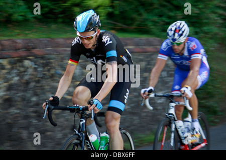 Christian Knees führt das Feld der RideLondon-Surrey Classic 2013 durch die Surrey Hügel Holmbury St. Mary Stockfoto