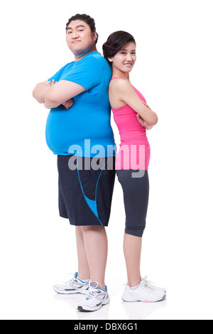 Glücklich dicker Mann und junge Frau, die Rücken an Rücken Stockfoto