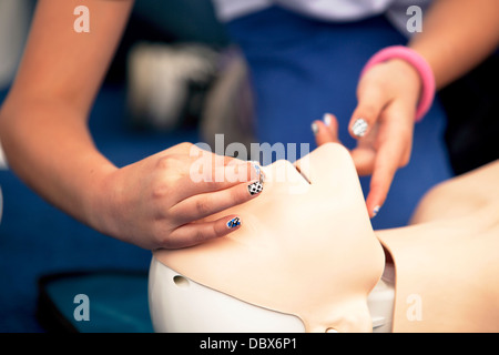 CPR-Praktiker Airways an Dummy Prüfung Stockfoto