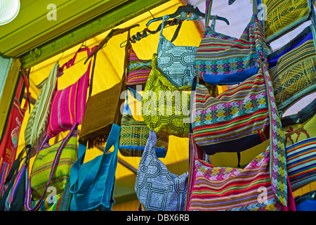 Bunten Taschen in Miraflores, Lima Peru Märkte hängen. Stockfoto