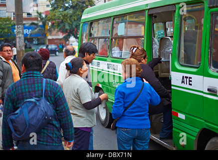 Peruanische Bussen, öffentlichen Verkehr Miraflores Stadtteil von Lima, Peru. Stockfoto