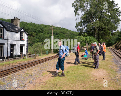 Dduallt Gwynedd Nord-Wales-Gruppe Wanderer am Bahnhof warten auf Schmalspur wieder Eisenbahn Zug Stockfoto