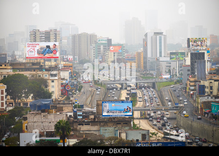 Verkehr im Zentrum von Lima, BRT Metropolitano Road, Miraflores beschäftigt. Stockfoto