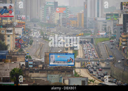 Verkehr im Zentrum von Lima, BRT Metropolitano Road, Miraflores beschäftigt. Stockfoto