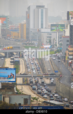 Verkehr im Zentrum von Lima, BRT Metropolitano Road, Miraflores beschäftigt. Stockfoto