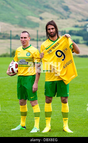 Lennoxtown, Schottland. 5. August 2013. Celtic FC starten ihre neue Auswärtstrikot für die Saison 2013 / 14 mit Scott Brown und Georgios Samaras Kredit: Action Plus Sport/Alamy Live News Stockfoto