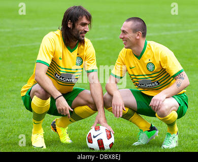 Lennoxtown, Schottland. 5. August 2013. Celtic FC starten ihre neue Auswärtstrikot für die Saison 2013 / 14 mit Scott Brown und Georgios Samaras Kredit: Action Plus Sport/Alamy Live News Stockfoto