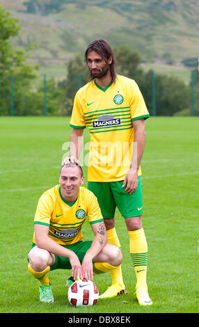 Lennoxtown, Schottland. 5. August 2013. Celtic FC starten ihre neue Auswärtstrikot für die Saison 2013 / 14 mit Scott Brown und Georgios Samaras Kredit: Action Plus Sport/Alamy Live News Stockfoto