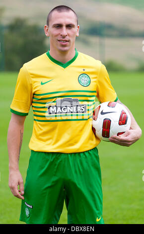 Lennoxtown, Schottland. 5. August 2013. Celtic FC starten ihre neue Auswärtstrikot für die Saison 2013 / 14 mit Scott Brown. Bildnachweis: Aktion Plus Sport/Alamy Live-Nachrichten Stockfoto