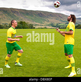 Lennoxtown, Schottland. 5. August 2013. Celtic FC starten ihre neue Auswärtstrikot für die Saison 2013 / 14 mit Scott Brown und Georgios Samaras Kredit: Action Plus Sport/Alamy Live News Stockfoto