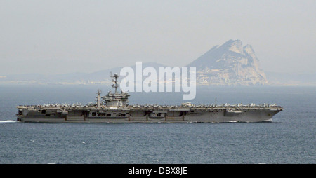 U.S. Navy Flugzeugträger USS Harry S. Truman den Felsen von Gibraltar als es vorbei betritt das Mittelmeer 3. August 2013. Stockfoto