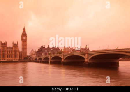 Palast von Westminster bei Sonnenuntergang, betrachtet aus über den Fluss Themse, London, UK Stockfoto