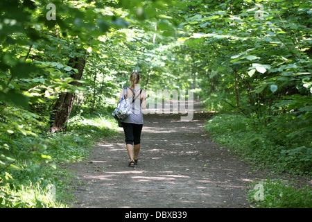 Mädchen im Wald Stockfoto