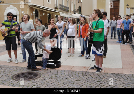 Eine Gruppe von jungen Straßenmusiker unterhalten die Massen in Bardolino am Gardasee. Stockfoto