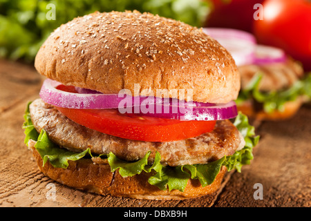 Hausgemachte Truthahn Burger auf einem Brötchen mit Salat und Tomate Stockfoto