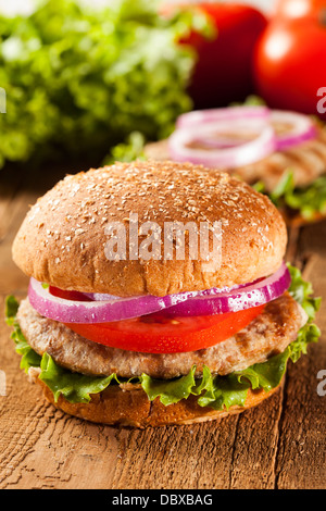 Hausgemachte Truthahn Burger auf einem Brötchen mit Salat und Tomate Stockfoto