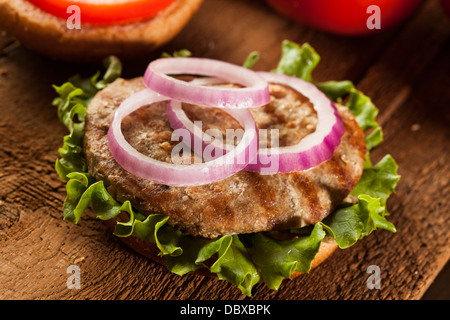 Hausgemachte Truthahn Burger auf einem Brötchen mit Salat und Tomate Stockfoto