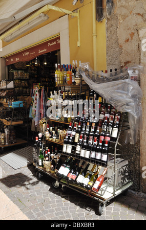 Anzeige der Flaschen Wein, darunter einige der lokalen Rotwein, vor einem Geschäft in Bardolino am Gardasee. Stockfoto