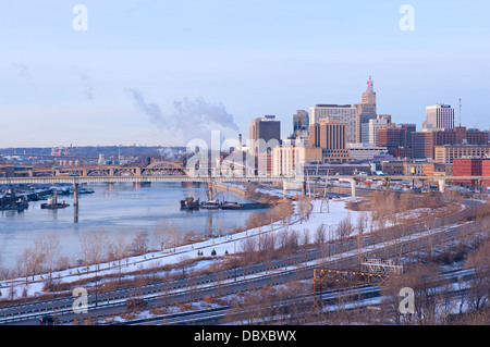 Saint Paul Minnesota Skyline mit Blick auf den Mississippi River im Winter Stockfoto