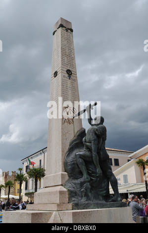 Denkmal zum Gedenken an die Toten der beiden Weltkriege am Seeufer in Bardolino am Gardasee. Stockfoto