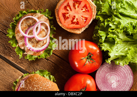 Hausgemachte Truthahn Burger auf einem Brötchen mit Salat und Tomate Stockfoto