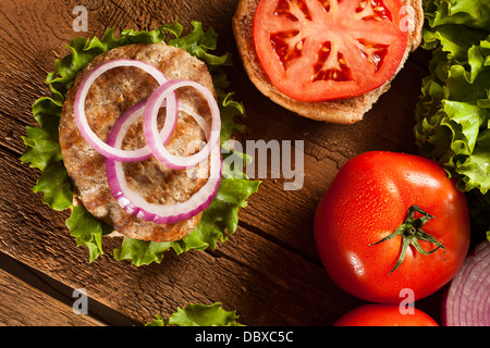 Hausgemachte Truthahn Burger auf einem Brötchen mit Salat und Tomate Stockfoto