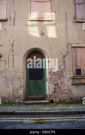 Die Front und Tür eines baufälligen verlassenen Gebäudes im Lace Market sind von Nottingham, England, UK Stockfoto