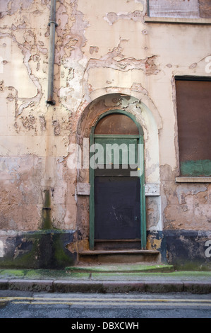 Die Front und Tür eines baufälligen verlassenen Gebäudes im Lace Market sind von Nottingham, England, UK Stockfoto