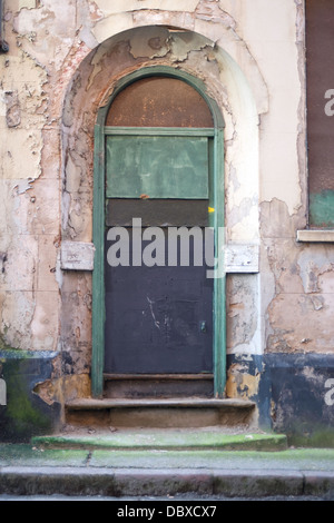 Die Front und Tür eines baufälligen verlassenen Gebäudes im Lace Market sind von Nottingham, England, UK Stockfoto