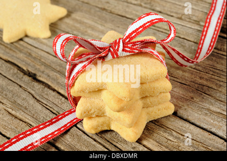 Sternförmig Cookies mit rotem Band Stockfoto