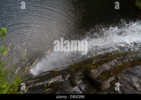 Blick von der Spitze eines Wasserfalls--suchen Sie gerade nach unten.  Foster fällt, Tennessee. Stockfoto
