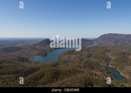 Luftaufnahme von Parksville See (auf dem Ocoee River) in den Cherokee National Forest im zeitigen Frühjahr Stockfoto