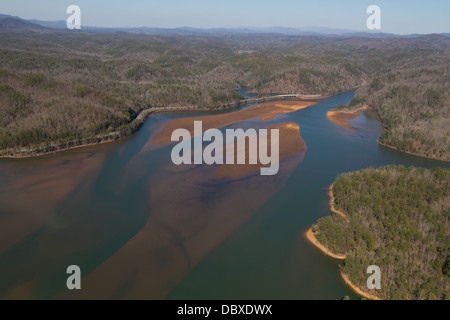 Luftaufnahme von Parksville See (auf dem Ocoee River) in den Cherokee National Forest im zeitigen Frühjahr Stockfoto