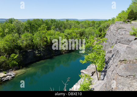 Felsen mit Blick auf einen Teich an einem ehemaligen Steinbruch. Stockfoto