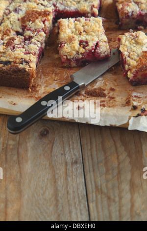 Schwarze Johannisbeere und Himbeere Streusel-Kuchen Stockfoto