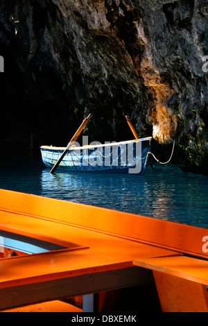 Blaue Ruderboot in Melissani Höhle, Kephalonia, Griechenland Stockfoto